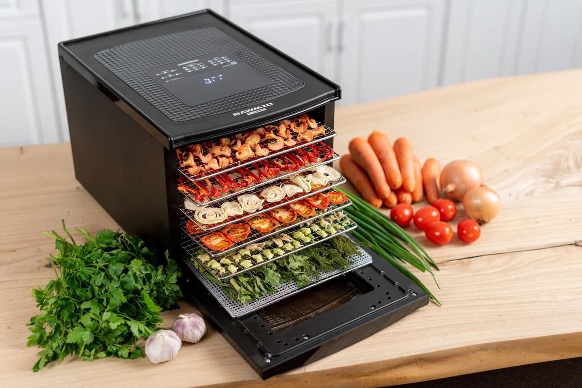 Уже сушеные овощи для специи Вегета в дегидраторе RAWMID Classic RCD-06