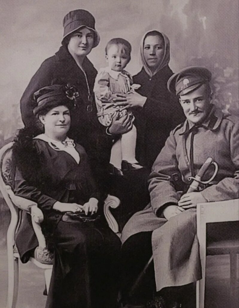 Фоторепродукция: Елизавета Юрьевна, рядом с ней кормилица Фрося держит на руках дочку Гаяну. Слева - мать Софья Борисовна Пиленко и брат - Дмитрий.