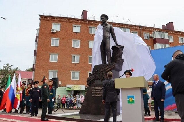 Площадь героев памятники