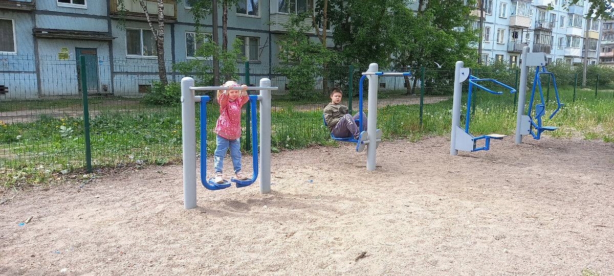 На фото только куртка цвета хаки.