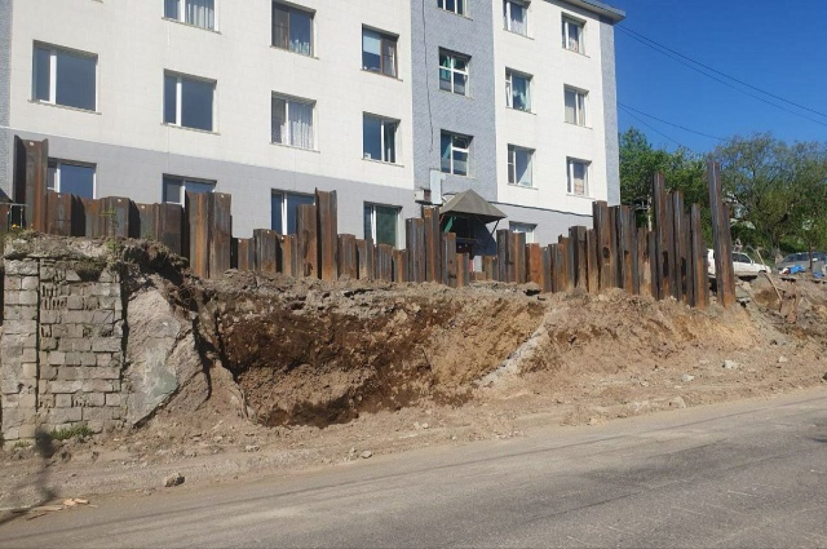    В столице Камчатки продолжаются работы по ремонту подпорной стены