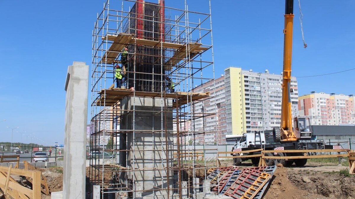     В областной столице у ЖК «Колумб» возводят надземный пешеходный переход.