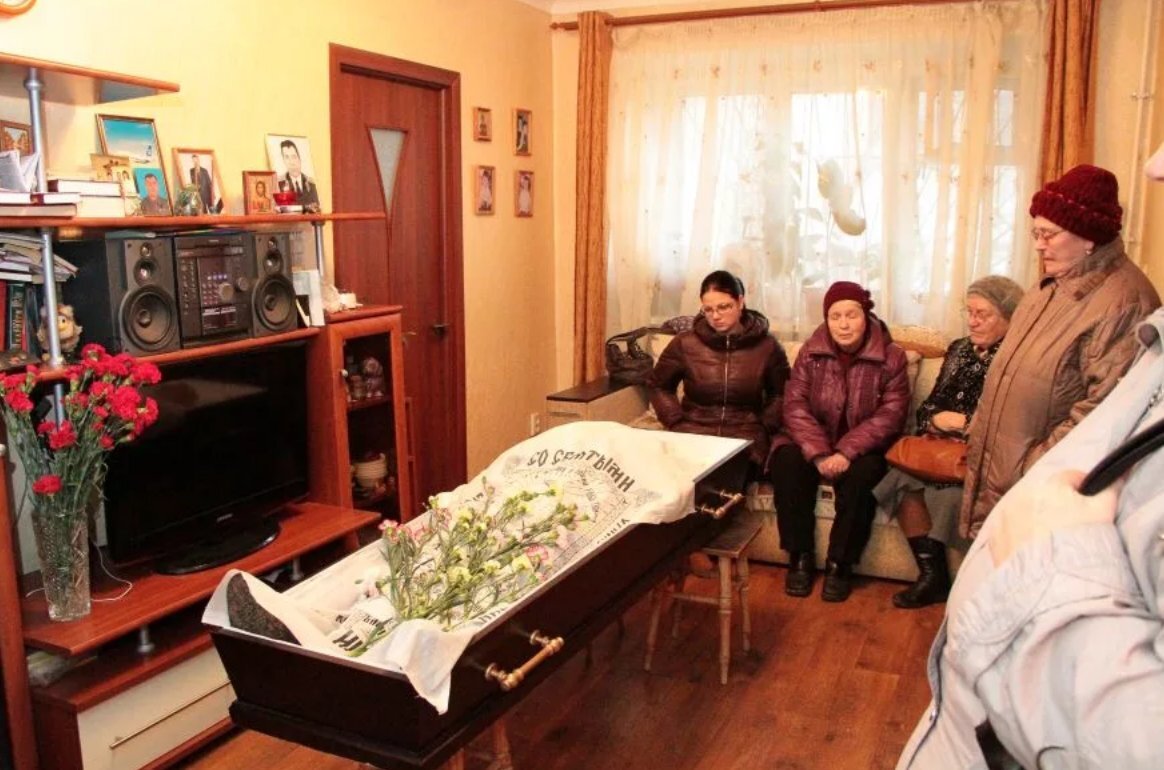 Уборка квартиры после трупа. Сонник мама покойная приснилась живой. Грязная квартира. Спать на кровати покойника. Старая кровать.