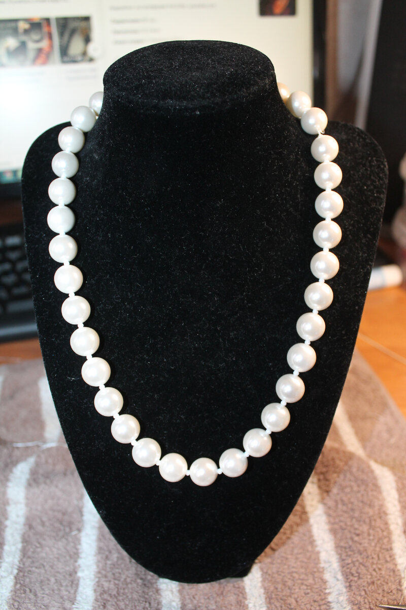 Вот так могли бы выглядеть бусы, если бы я собирала их на нить с проставочным бисером. На фото смотрится неплохо, но на шее виден контраст между роскошным жемчугом и простеньким бисером.