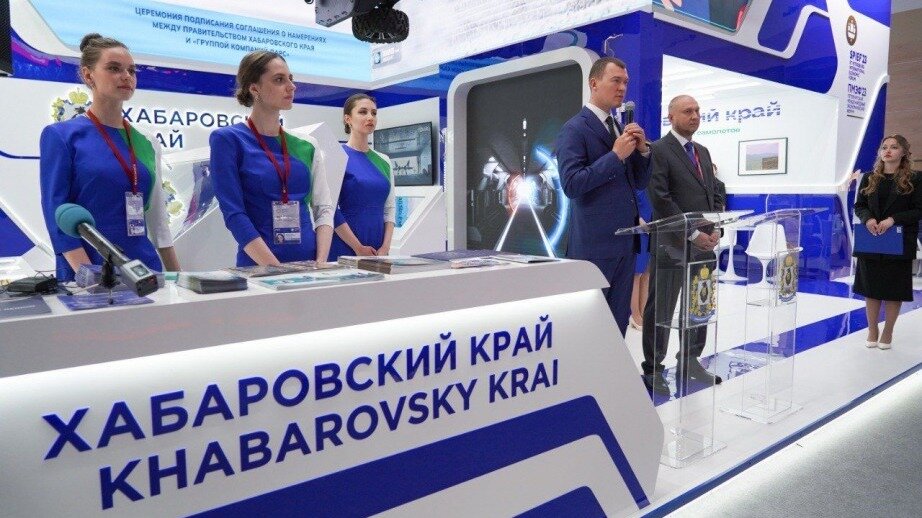     На полях Петербургского международного экономического форума губернатор Хабаровского края Михаил Дегтярев подписал соглашения о сотрудничестве с крупными федеральными застройщиками — группой компаний DARS и ООО «Специализированный Застройщик „Юникей“.