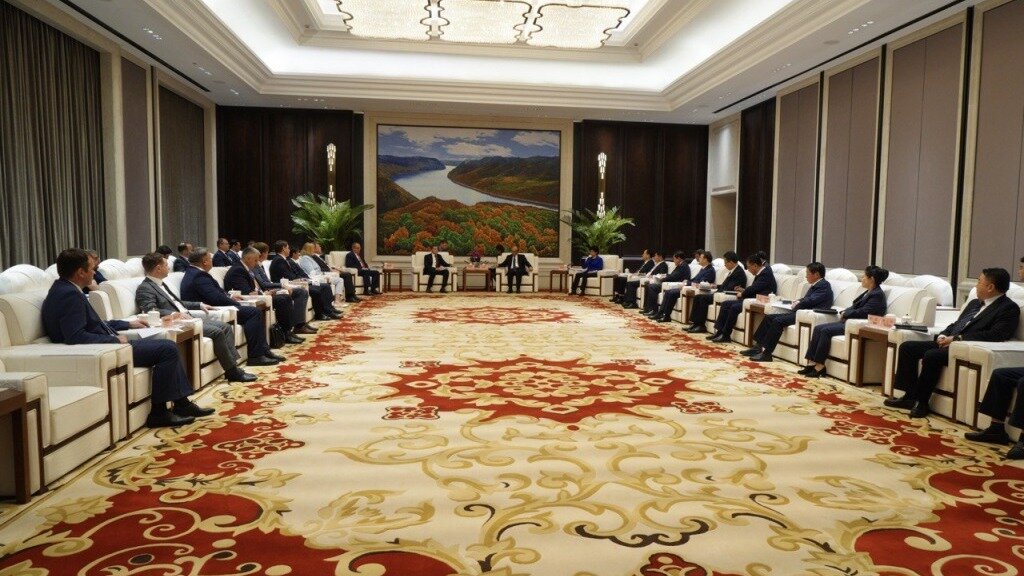     В ходе своего визита в дружественный Китай губернатор Приморья Олег Кожемяко обсудил с руководством провинции Хэйлунцзян перспективы сотрудничества в разных сферах экономики. Предложения руководителя региона получили одобрение китайских коллег.