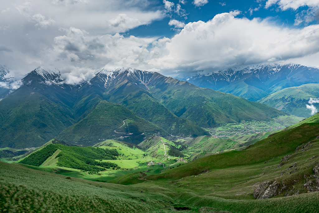 Пожалуй, это одно из самых красивых мест Ингушетии, которое наравне с древними башнями изображают на ингушских сувенирах. Туристы приезжают сюда за красивыми видами нетронутой природы — горные водопады, высокие скалы и ландшафты похожи на картинку швейцарских Альп / Тимур Агиров, CC BY-SA 4.0, via Wikimedia Commons