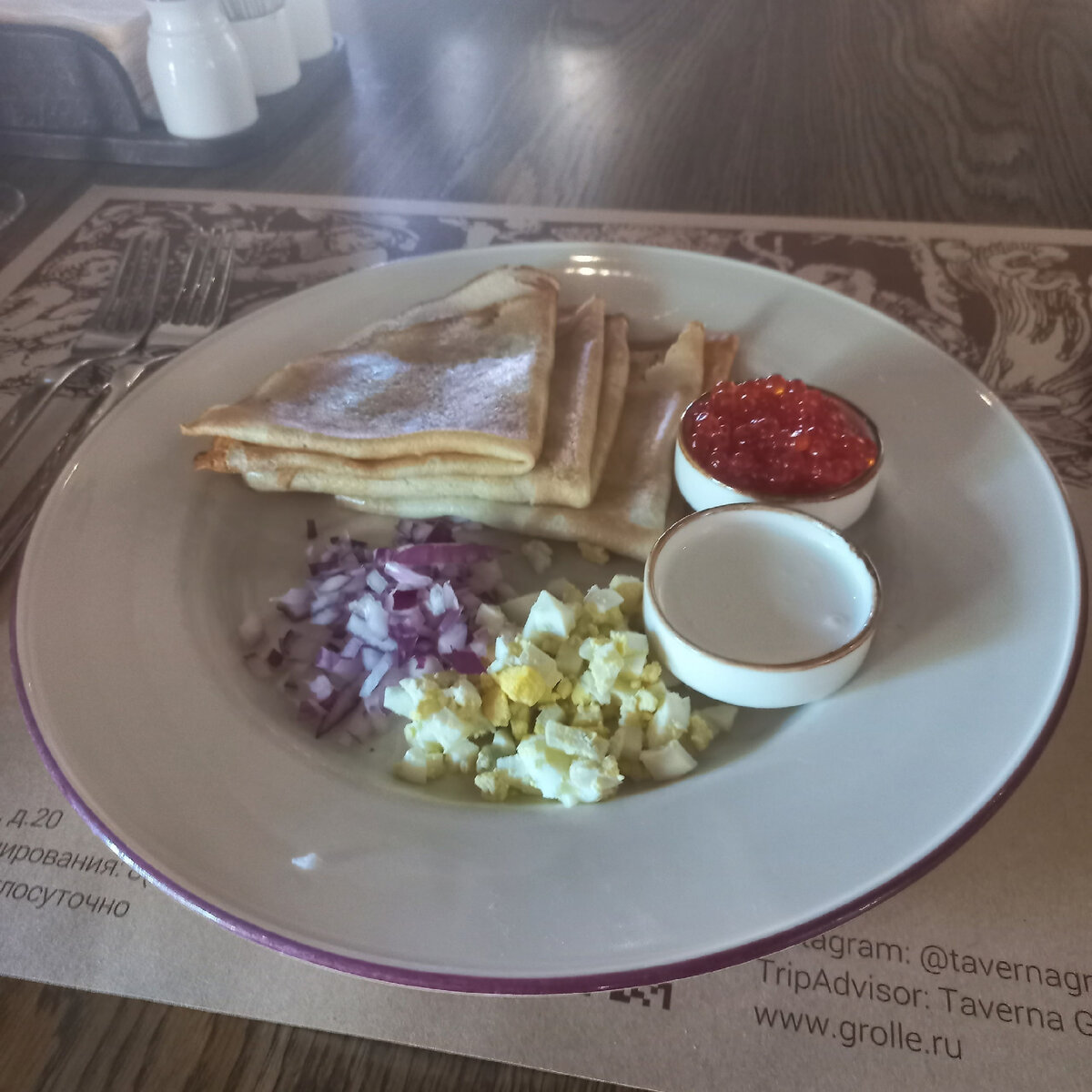 Блины с красной икрой - 590 рублей.