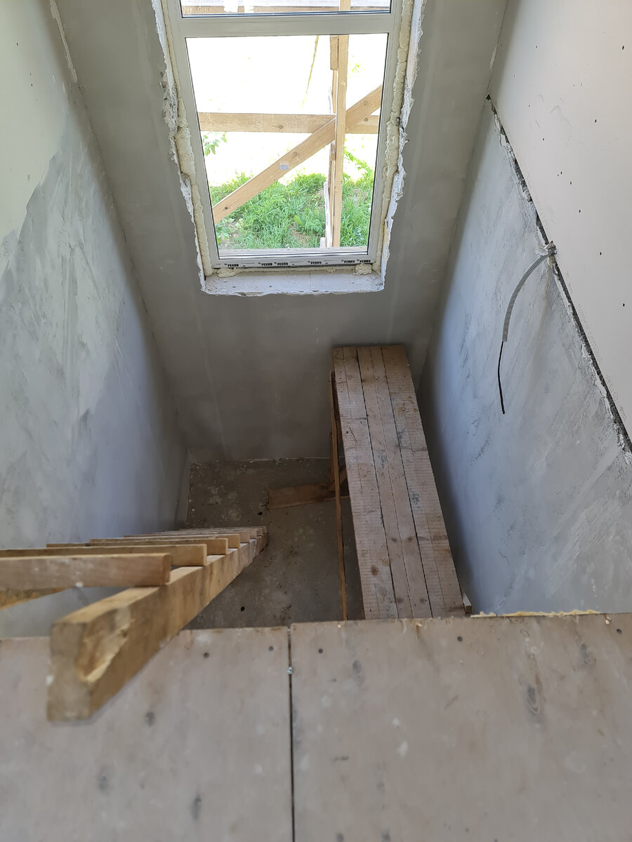 Перекрытие из деревянных балок, стальных ферм и фанеры