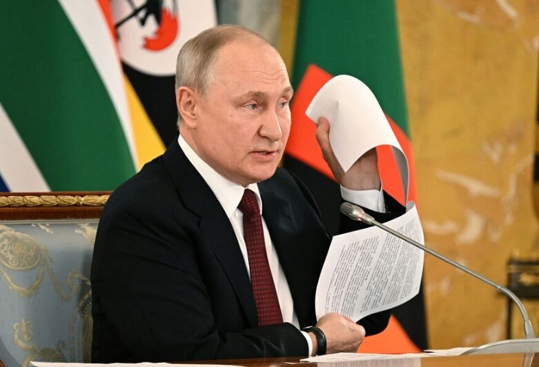 Путин показывает африканцам документы (иллюстрация из открытых источников)
