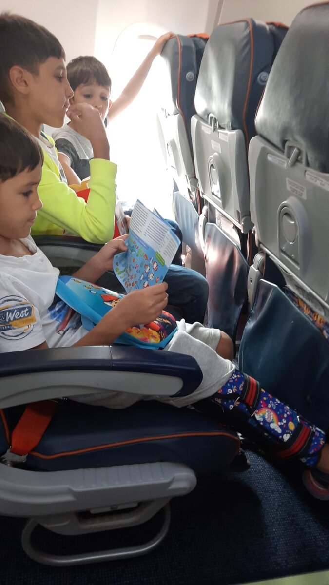 Только уселись в самолет и сразу получили подарки. 