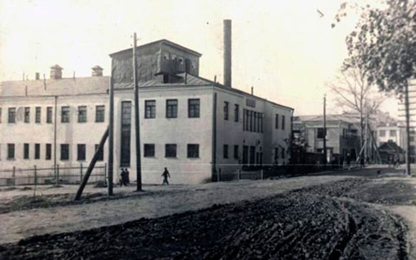  Баня № 1 на ул. Красногеройской, 1934-1937 г. Фото: https://vk.com/antey18