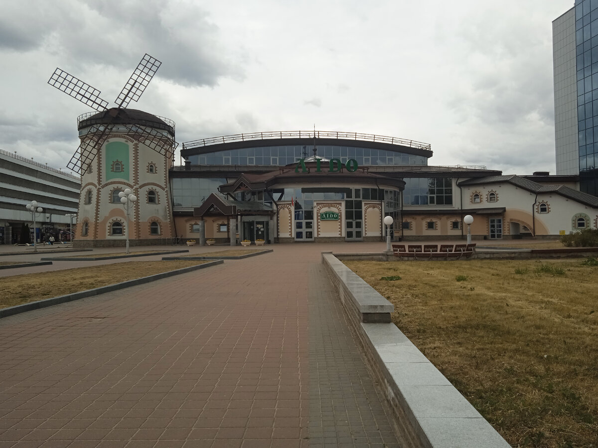 Вот такое большое здание с мельницей занимает ресторан Лидо