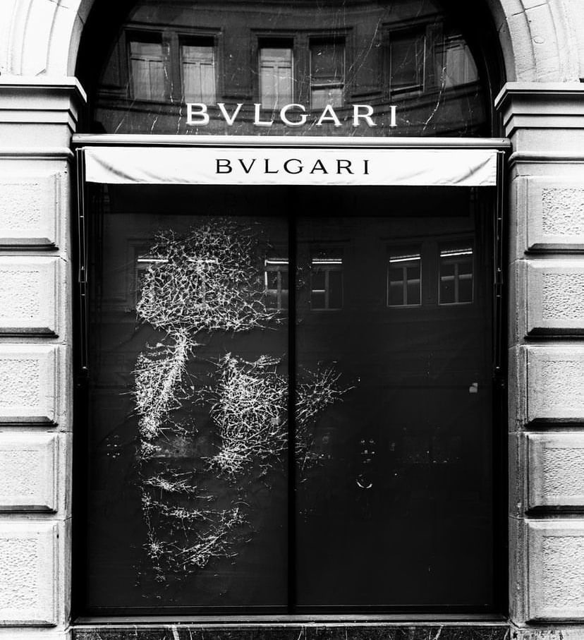Уличная витрина Bulgari с работой Саймона Берга 