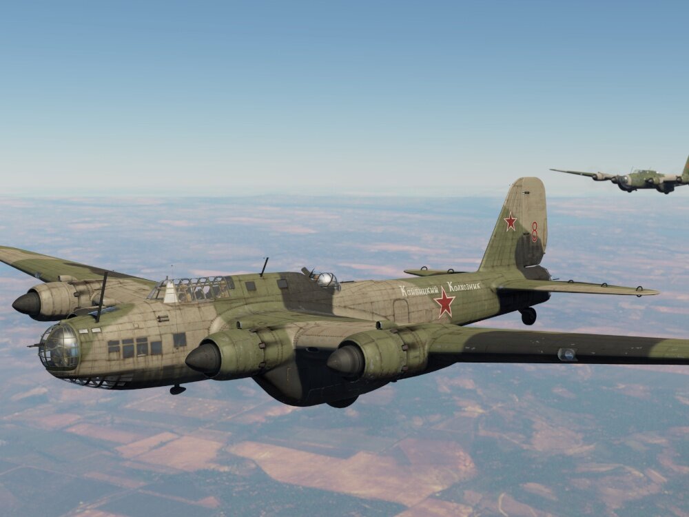 Советский бомбардировщик Пе-8 в воздухе
