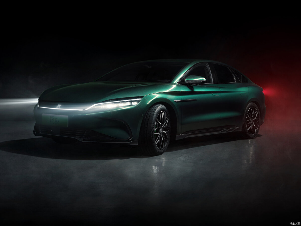 Это авторская разработка, не микс из «чужих портфолио», а полностью конкурентоспособная в премиум-классе. Летом 2021 года модельный седан получил награду iF Design Award.