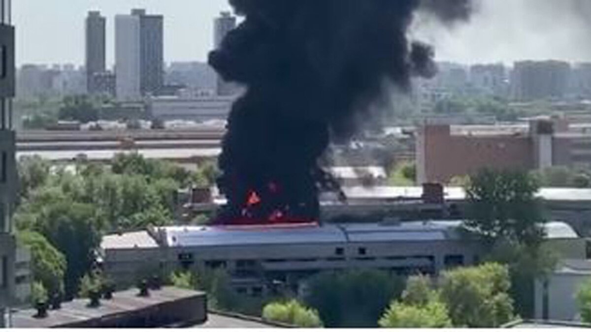     В Москве в Кузьминках загорелась крыша цеха Центрального ремонтно-механического завода (ЦРМЗ). Это здание сейчас находится на реконструкции.