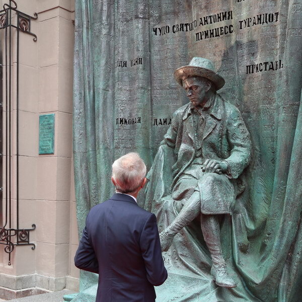     Театр Вахтангова закроет театральный сезон арбатским концертом