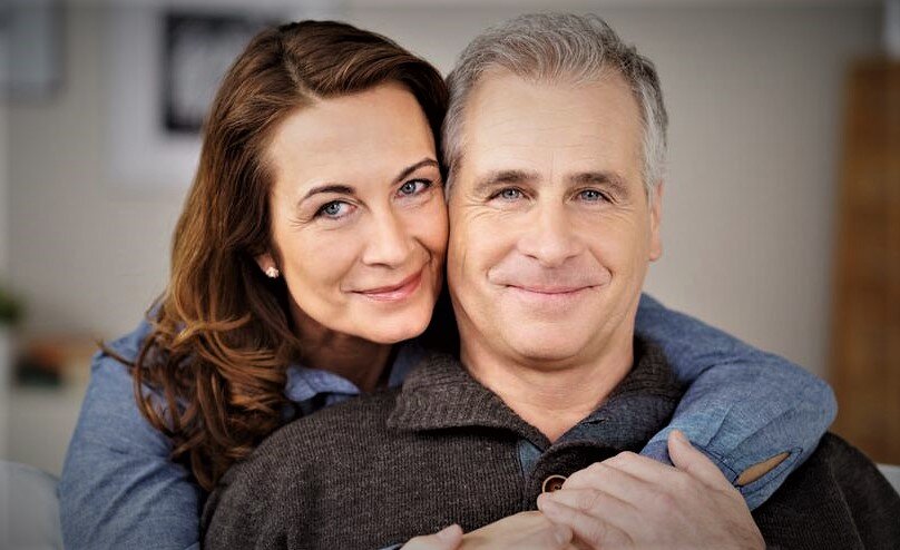 Женщины сейчас так молодо выглядят, что эту пару не назовешь "возрастной"!)