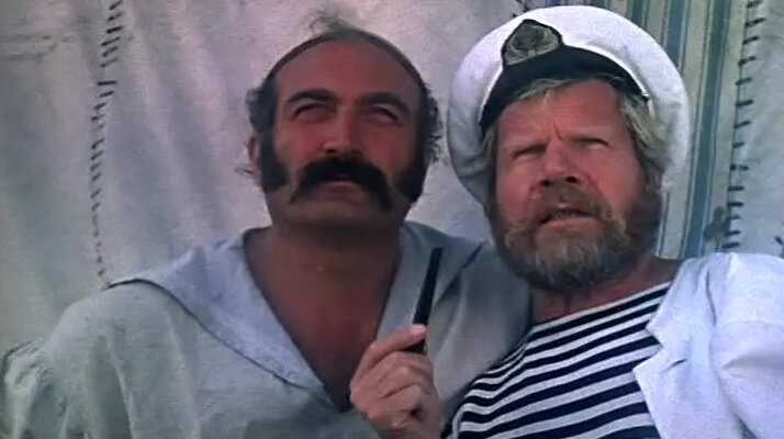 Лом (слева) в фильме "Новые приключения капитана Врунгеля" (1978 г., реж. Г. Васильев). Роль исполняет Зураб Капианидзе
