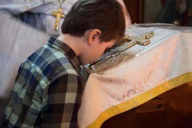 Мальчик молится, чтобы Бог помог ему быть таким, как его папа… источник: https://ok.ru/soborradon/topic/66784027112829