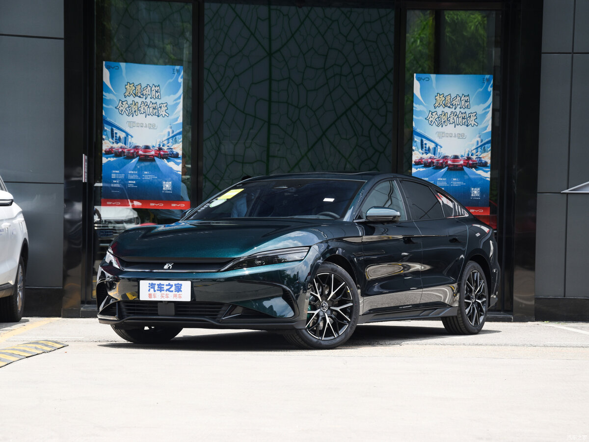 Силуэт борта спортивный, но отсылает к силовому агрессивному спорту: некоторые восторженные эксперты называют дизайнерскую концепцию «яростной роскошью».