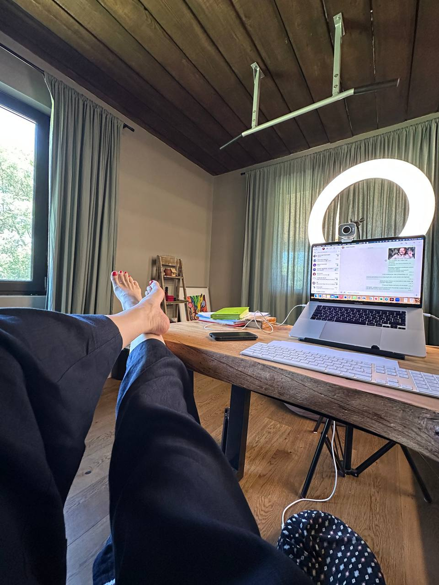 Всего около 9 квадратов, но пространство использовано максимально эффективно. Даже турник есть. 