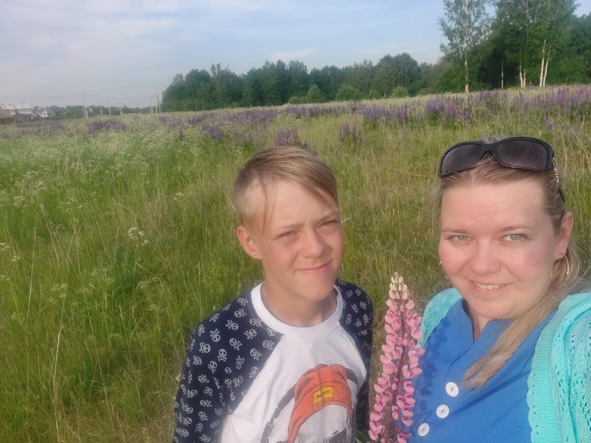 Мы и люпины. Фото из личного архива.