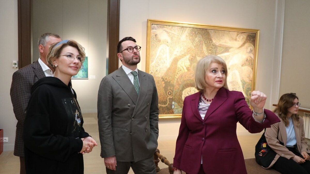     Директор Русского музея Алла Манилова посетила открытие выставки «Художник и сказка» (0+) в Нижнем Новгороде. Об этом сообщил губернатор Глеб Никитин, опубликовав фото с мероприятия в своем Telegram-канале.
