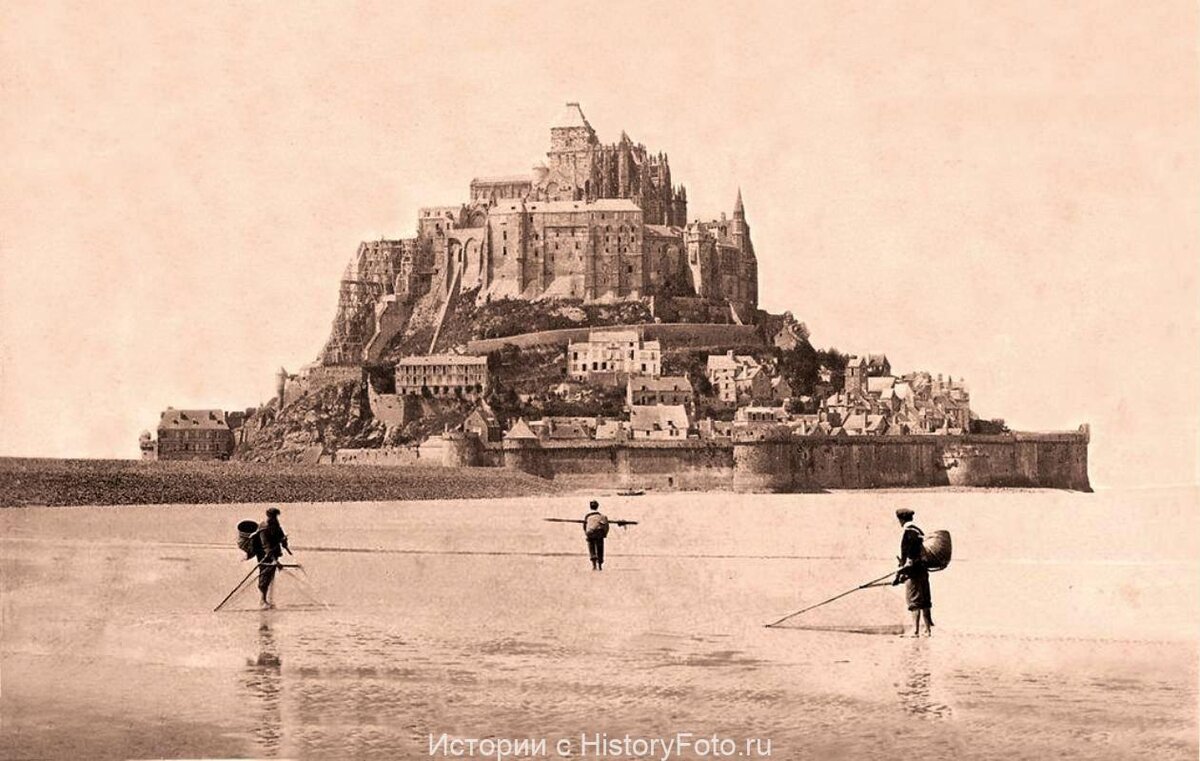 Мон лет. Мон сен Мишель гравюра. Французская Нормандия 20 века. Mont Saint Michel 19 век. Мон сен Мишель ретро фото.