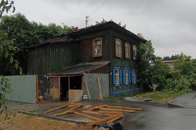    С виду дом выглядит как и прежде, однако находиться в нем сейчас опасно. Фото:  АиФ