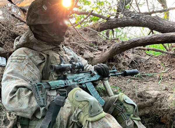 Боец с АК-12М. Рукоятка, штатная «банка», оптический прицел, насадка на рукоятку затвора, покраска (фото из открытых источников)
