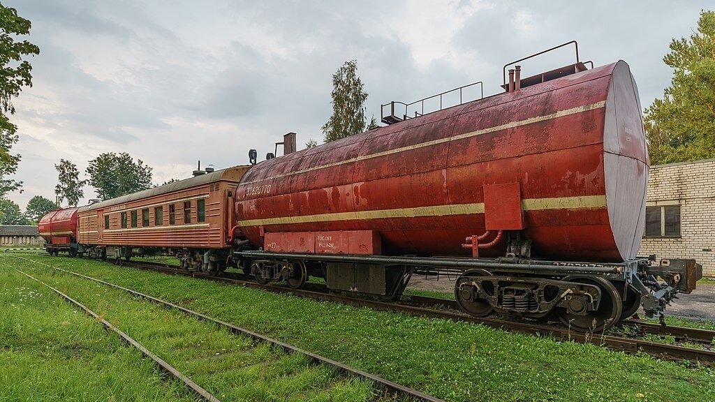     В тушении огня на рынке «Классик» под Ростовом привлекли более 60 спасателей, 21 единицу техники и пожарный поезд, рассказали в региональном МЧС.