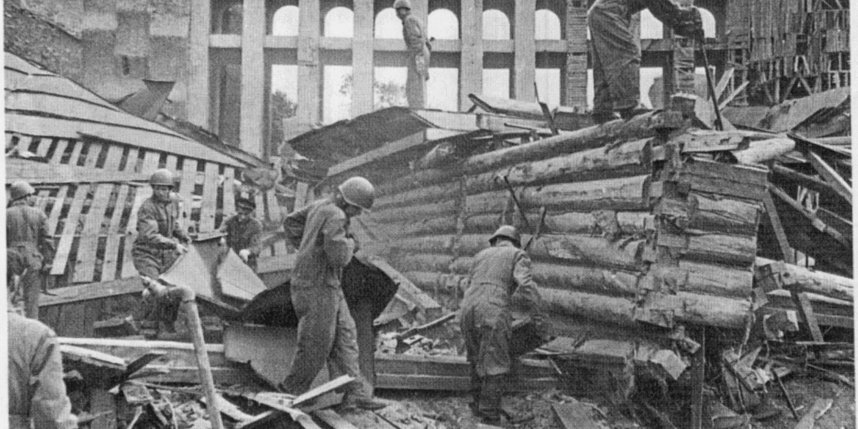    1941 год. Разбор завалов разбомблённого слоновника. Фото: Ленинградский зоопарк.