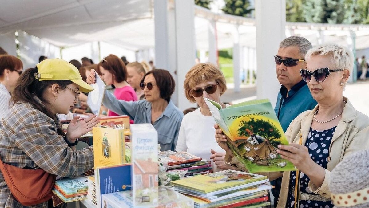     В минувшие выходные, 17 и 18 июня, в Казани состоялся шестой летний книжный фестиваль центра современной культуры «Смена». Он организован совместно с нацбиблиотекой РТ, Дирекцией парков и скверов при поддержке программы социальных инвестиций «СИБУРа» «Формула хороших дел».