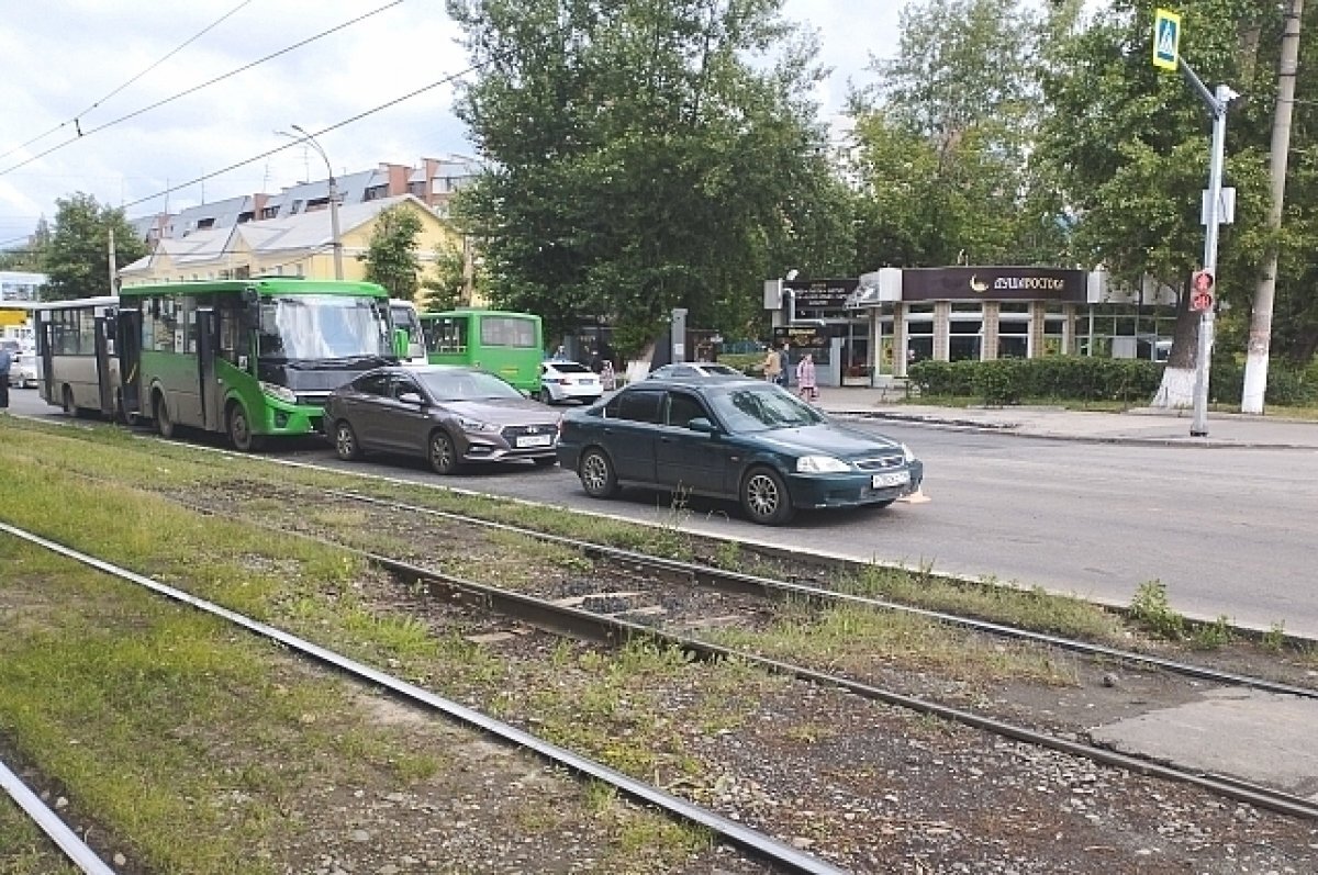    Пять человек пострадали в массовой аварии с автобусами в Екатеринбурге