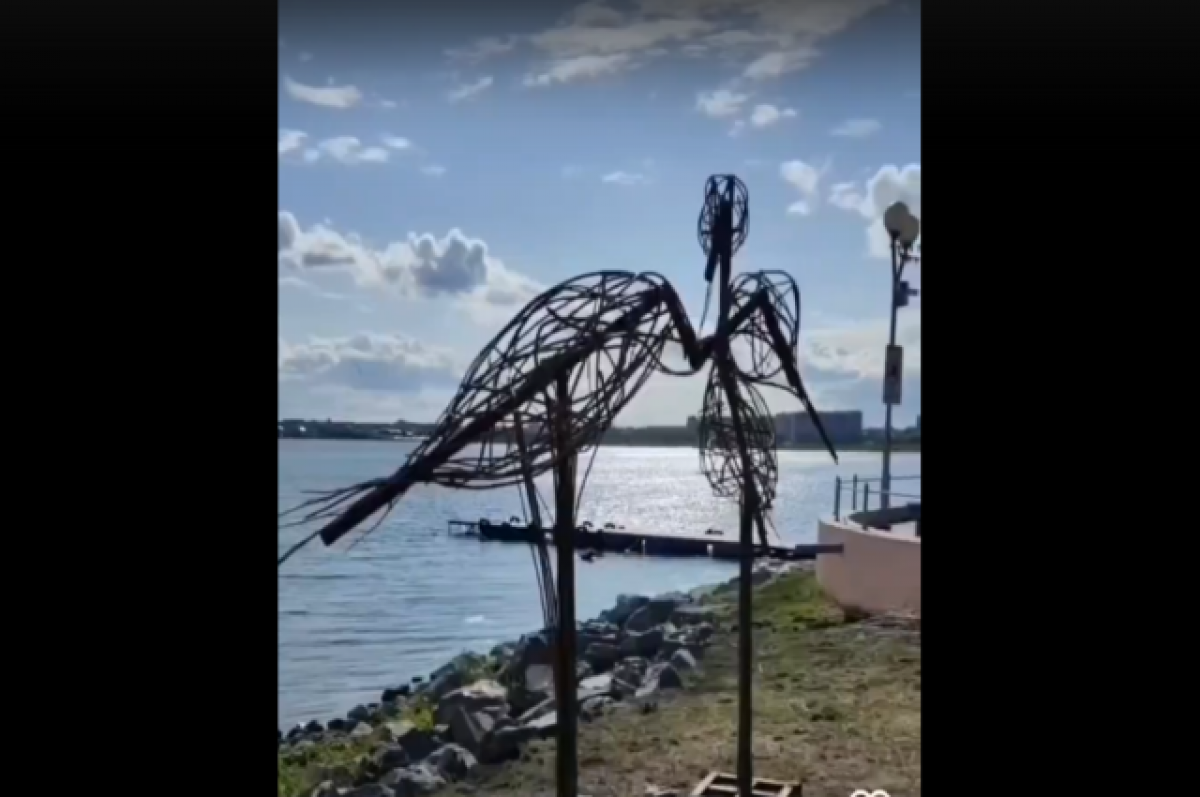    Фигуры журавлей из ивы украсили набережную озера Смолино в Челябинске
