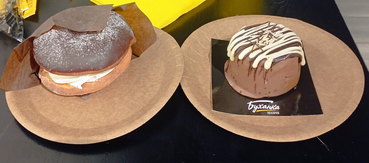 Слева пирожное Буше(моё), справа не запомнила как называется(подруги), но оба очень вкусные. Кондитерская-пекарня "Буханка". Кофе тоже вполне приличный. Конечно, не такой как в КофеМании, но тоже неплохо. Ещё меня порадовали ярко жёлтые салфетки и такие же стаканчики. Создают атмосферу. Фото моё.