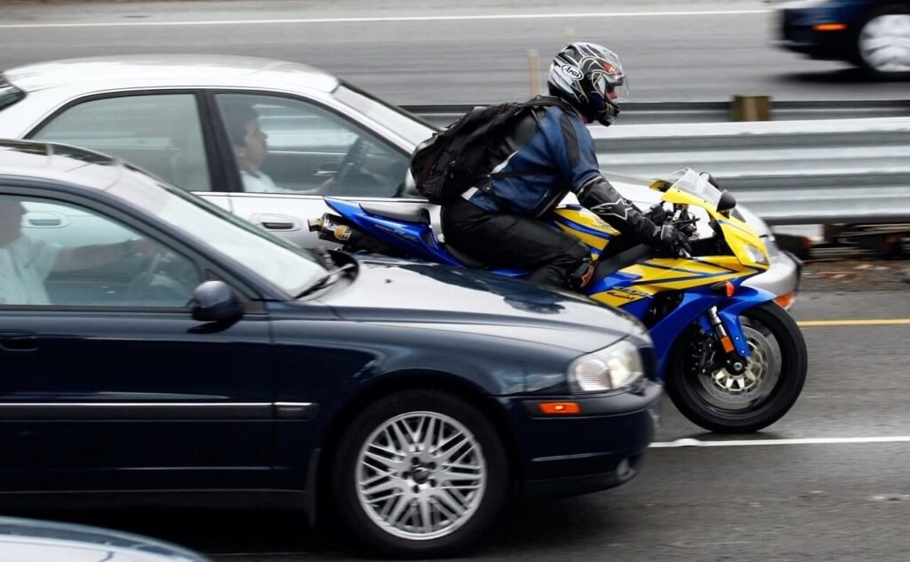 Почему мотоциклистов так много в городах? Есть ответ на вопрос.