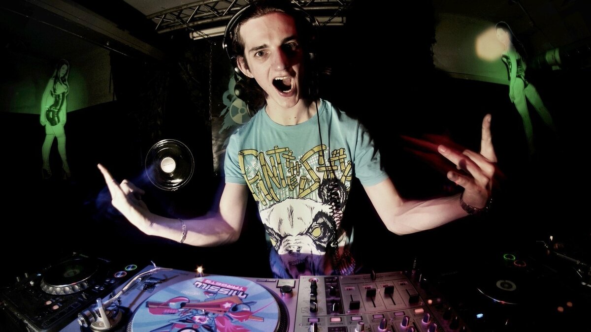     Посетители одного из ресторанов на Доломановском в Ростове веселились под громкое звучание проукраинской песни Верки Сердючки, видео появилось в социальных сетях.