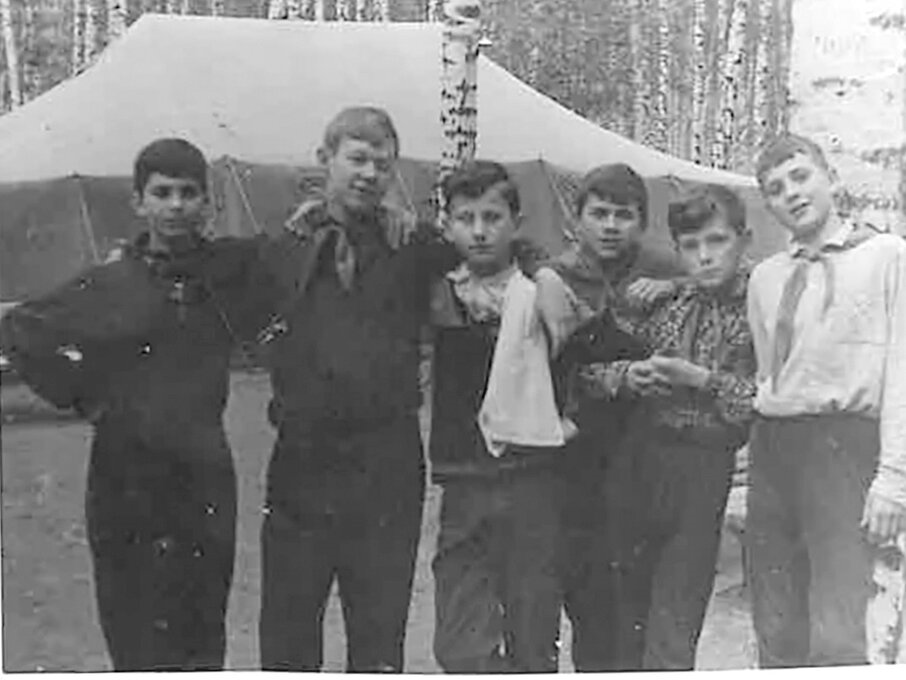 В палаточном городке. 