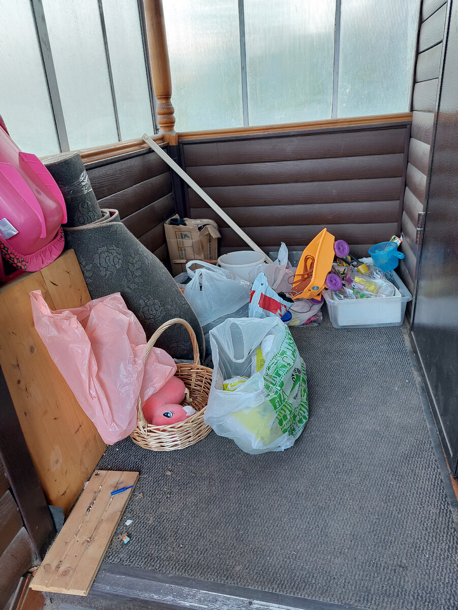 Фото автора. Мой грандиозный бардак на крыльце, который я обещала себе убрать каждый день, но откладывала