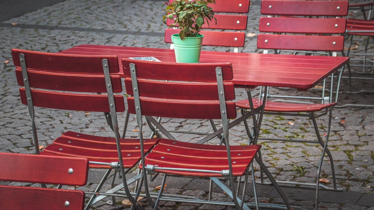     Лето — время, когда нужно сидеть на веранде, есть нечто вкусное, пить нечто освежающее, и наслаждаться редким для наших широт теплом. Ресторанный критик Василий Прокушев составил для «Проспекта Мира» путеводитель по интересным летним верандам в красноярских заведениях.