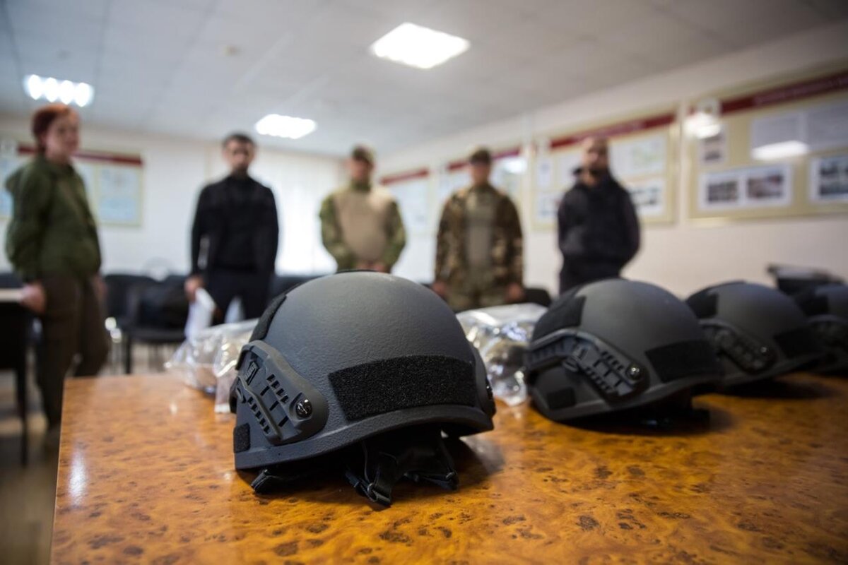    Несколько добровольцев из Сургута отправились на СВО. Их обеспечили шлемами и аптечками