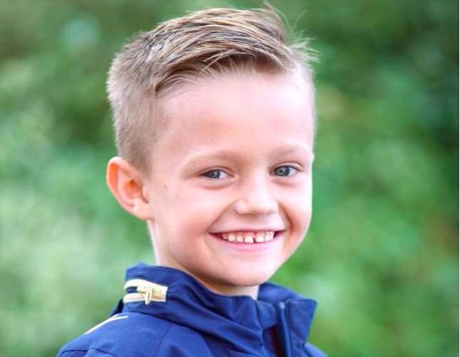 Мальчик 10 лет. Мальчиков. Стрижка для мальчика 7 лет. Модные стрижки для мальчиков школьников. 6 лет мальчику.