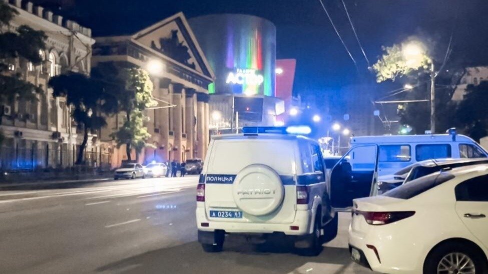     Жители Ростова-на-Дону неласково встречали полицейских, которые вернулись в центр города после того, как оттуда ушли мятежные пригожинские войска.