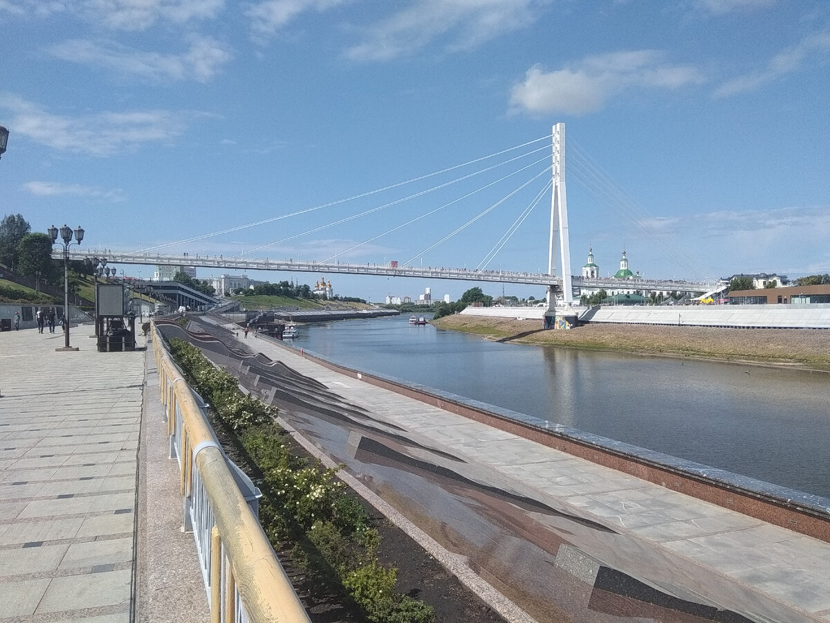 Большая часть набережной в удалении от пешеходного моста была пустынна