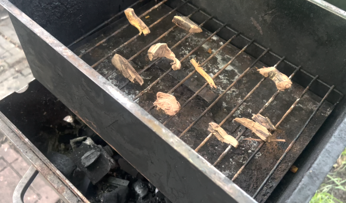 Веточки винограда на решетке