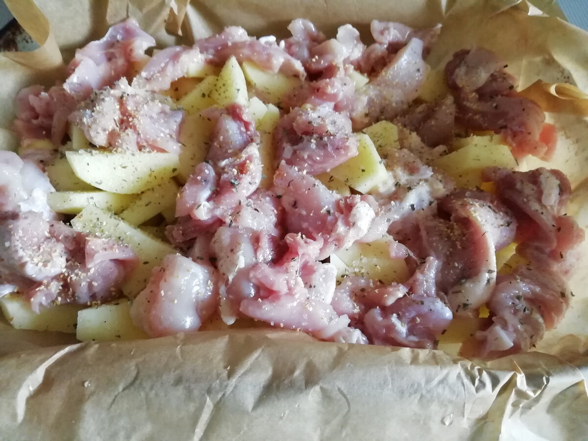 Картошка с маринованными куриными бедрами в духовке, рецепт с фото — gkhyarovoe.ru