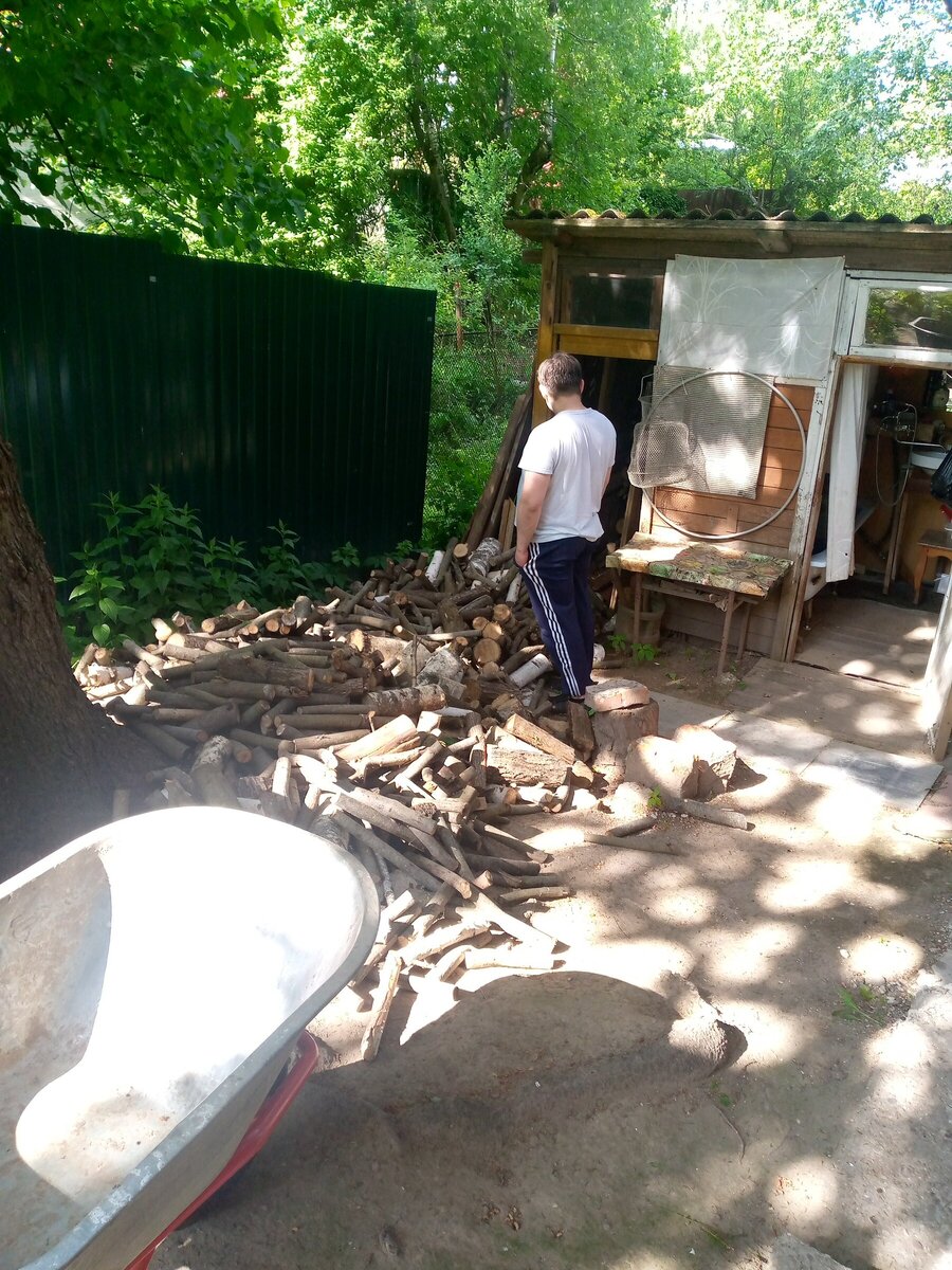 Дрова тут ещё не уложены.